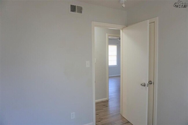 Building Photo - 3 Bedroom Iowa Park Home