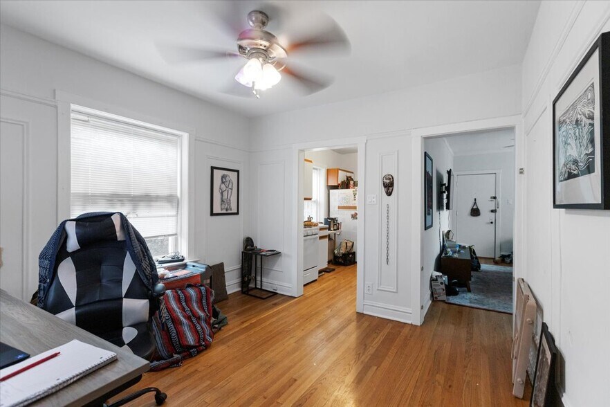 Primary Photo - 654 W Oakdale Ave