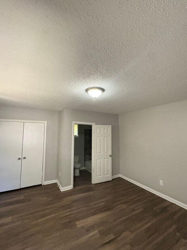 Building Photo - 3904 Kimball Ave