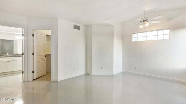 Building Photo - 574 Duchess Dr