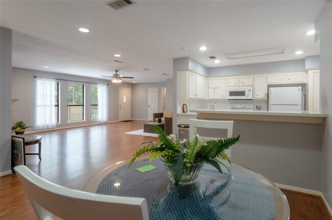 Building Photo - 2232 Azalea Cir
