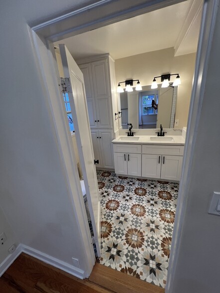 Master Bath - 2528 Front St