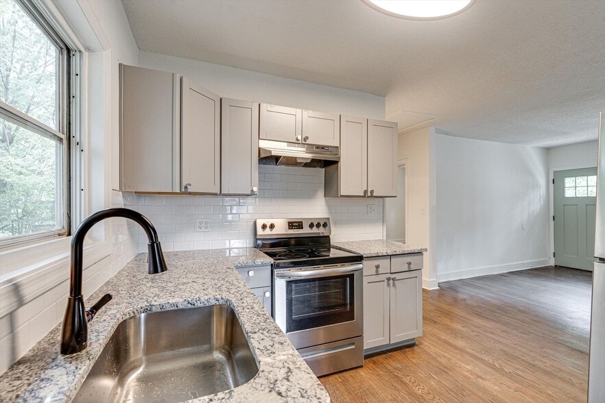 Building Photo - 5004 Club Dr