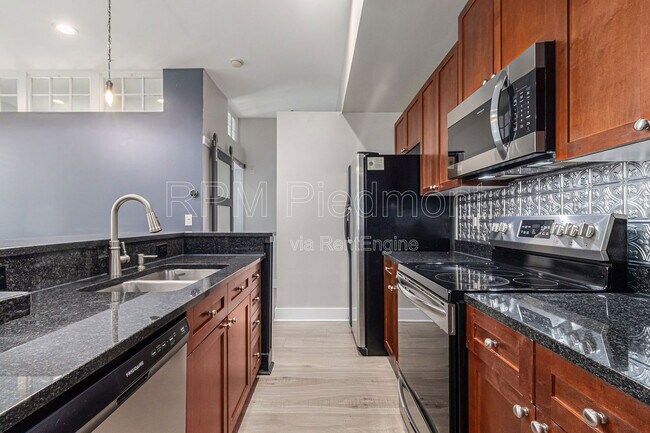 Building Photo - 925 Garrett St