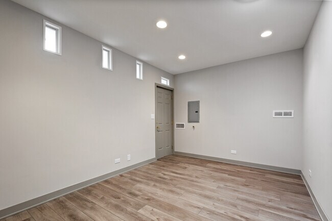 Building Photo - 3001 W Chase Ave