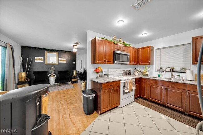 Building Photo - 102 Oleander Rd