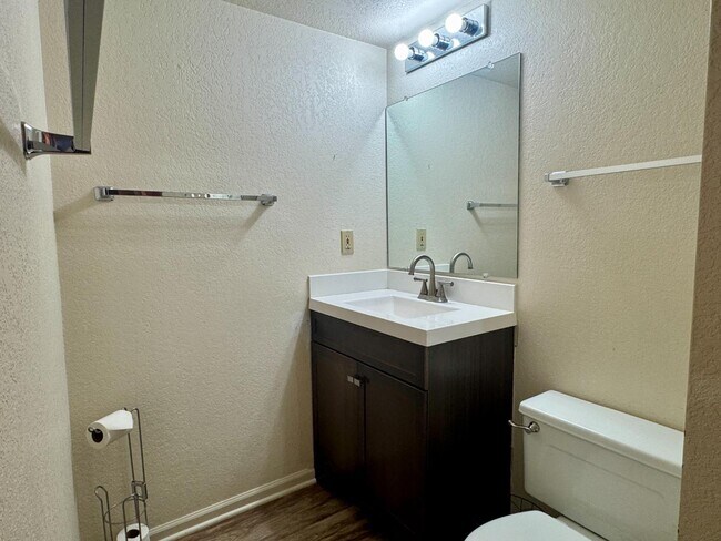 Building Photo - 207 Lake Dr
