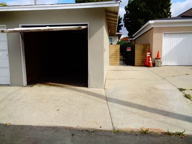 Building Photo - 2 Bedroom 1 Bath Ground Floor Apartment fo...