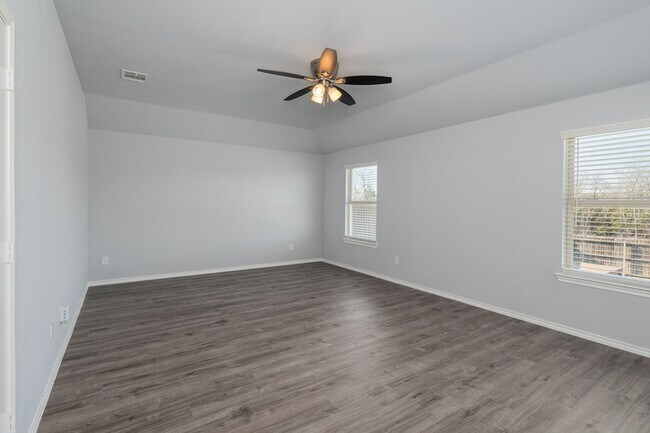 Building Photo - 811 Emerald Dr