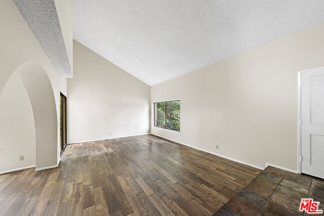 Building Photo - 780 Carriage Cir