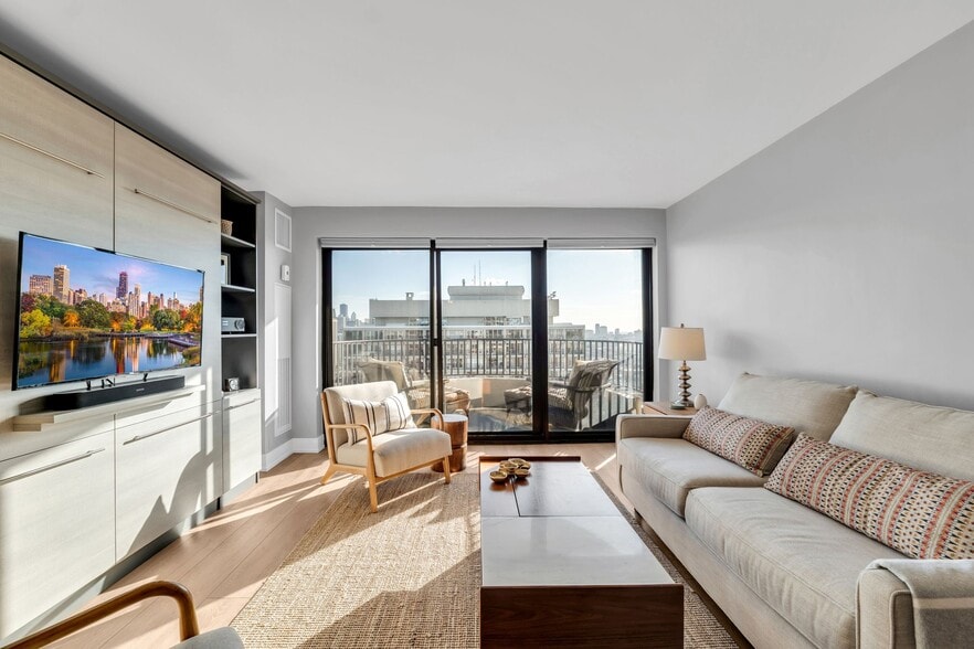 Southern Exposure - 2020 N Lincoln Park W