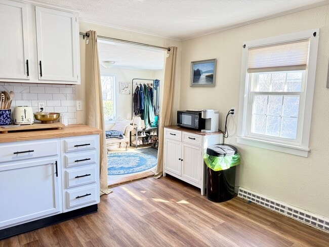 Building Photo - Sunny 1+ Bedroom Single family Home