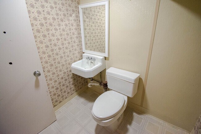Building Photo - 3BR Home on Large Corner Lot – NW Rochester