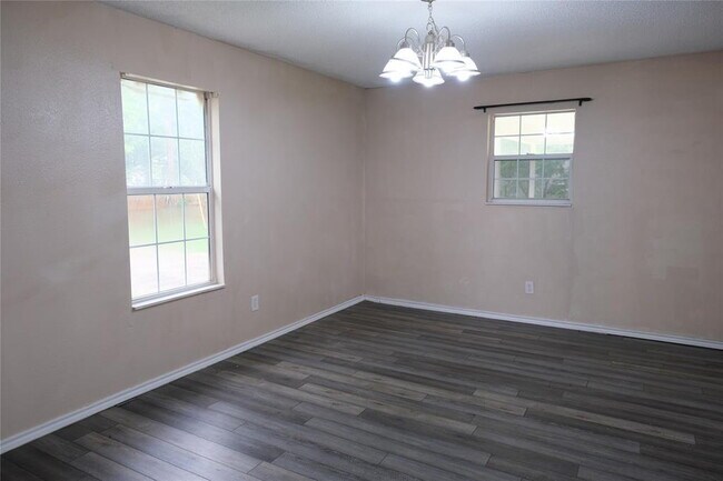 Building Photo - Enjoy peaceful country living just minutes from Elgin!