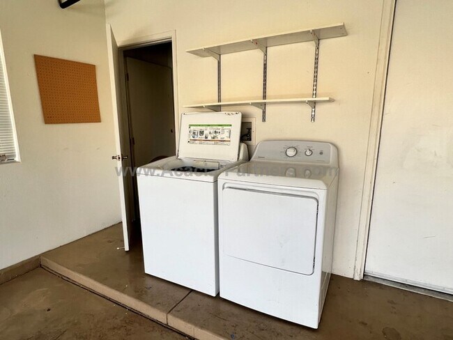 Building Photo - 2 Bdrm/2Bth Townhome