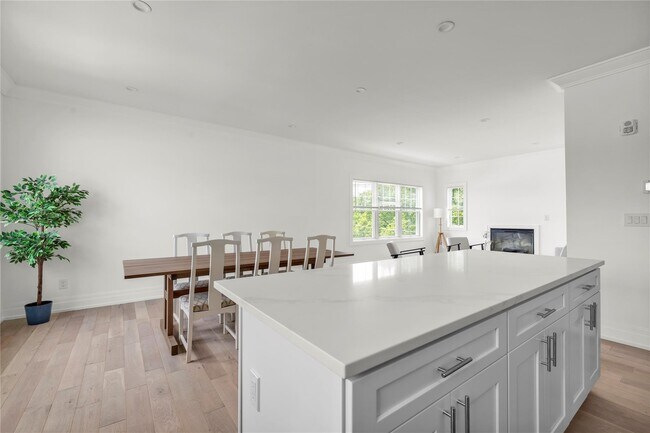 Building Photo - 22 Sagamore Hill Dr