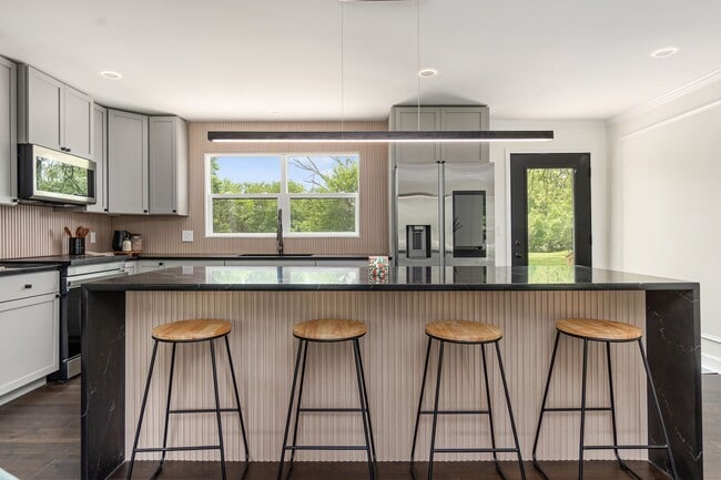 Building Photo - London Property