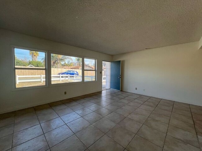 Building Photo - 4 Bedroom Home 2 Car Garage with Fenced Yard and Extra Parking