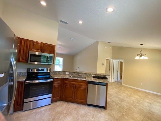 Building Photo - COMING SOON.  NOT AVAILABLE TO SHOW UNTIL MID MAY*** Marion Oaks - Welcome Home