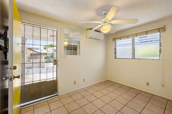 Building Photo - 3-bedroom, 2-bath single-family home with a covered porch and parking. Ideally located near Diamo...