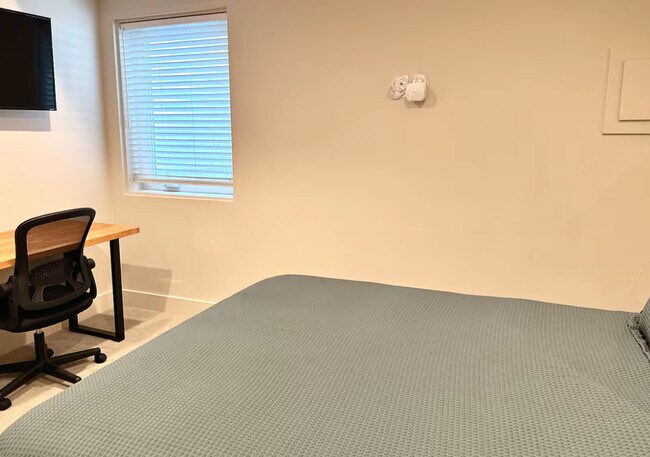 Building Photo - 1348 Zenobia St