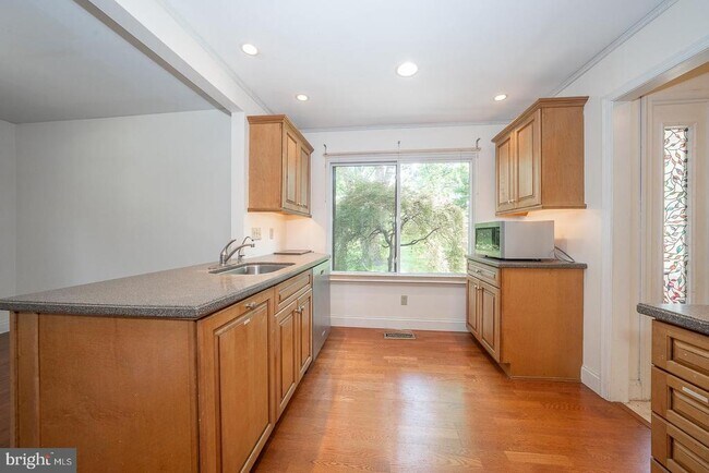 Building Photo - 301 Hanover Ct