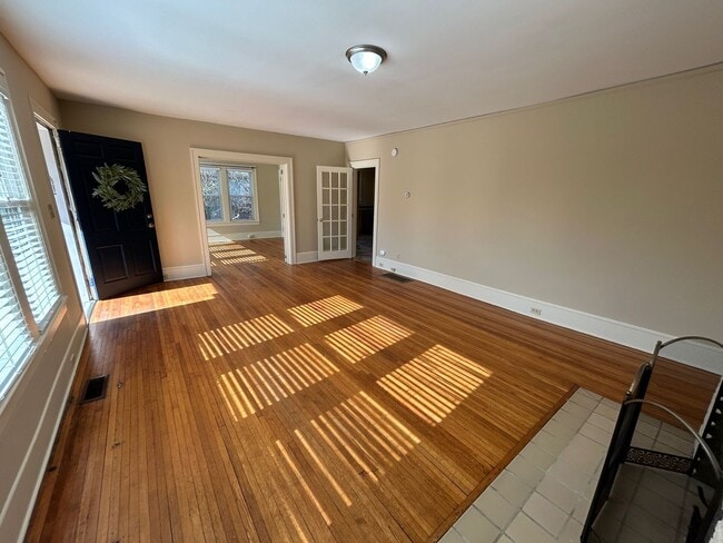 Building Photo - Central - Beautifully Restored and Updated Apartment