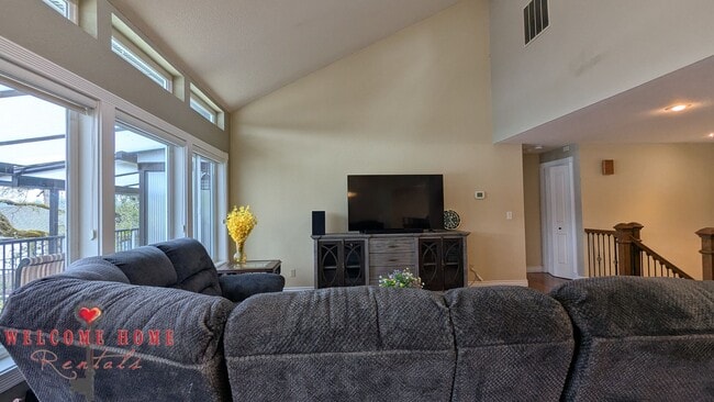Building Photo - Huge waterfront home, fully furnished, boa...