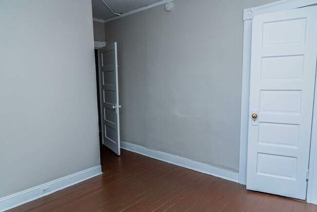 Building Photo - 16 S Plum St