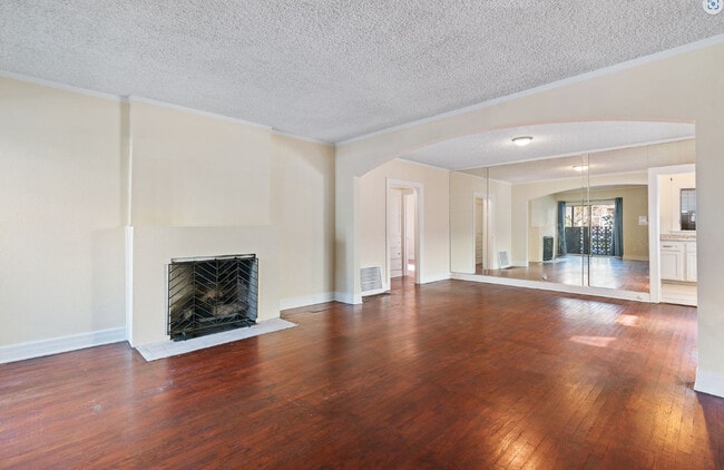 Building Photo - 929 N Croft Ave