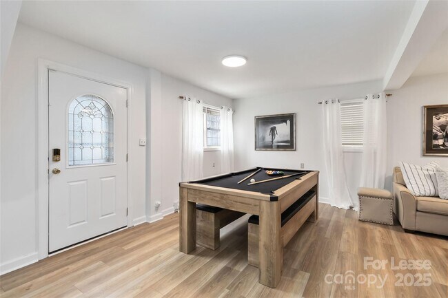 Building Photo - 405 Hillcrest Dr