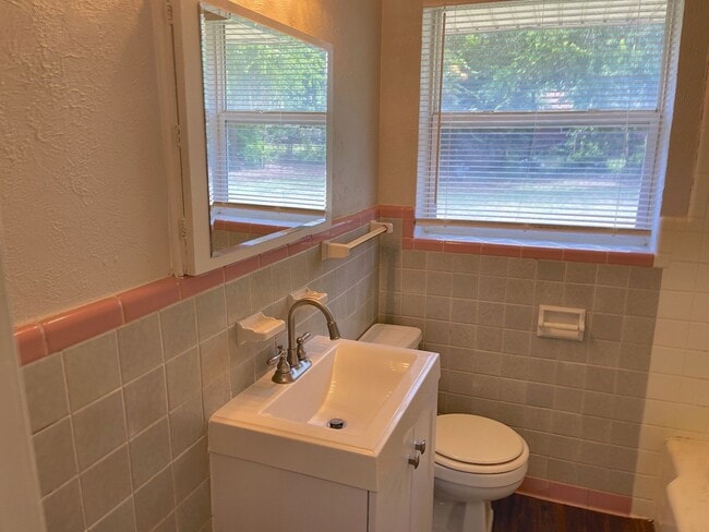 Building Photo - Cozy & Convenient Living in NE OKC with this 2-bedroom Home!