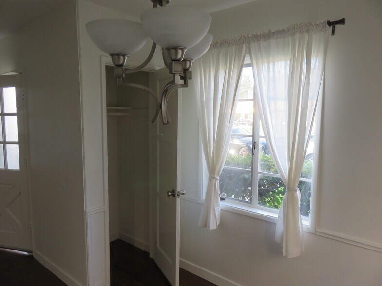 Building Photo - 828 W Glenoaks Blvd