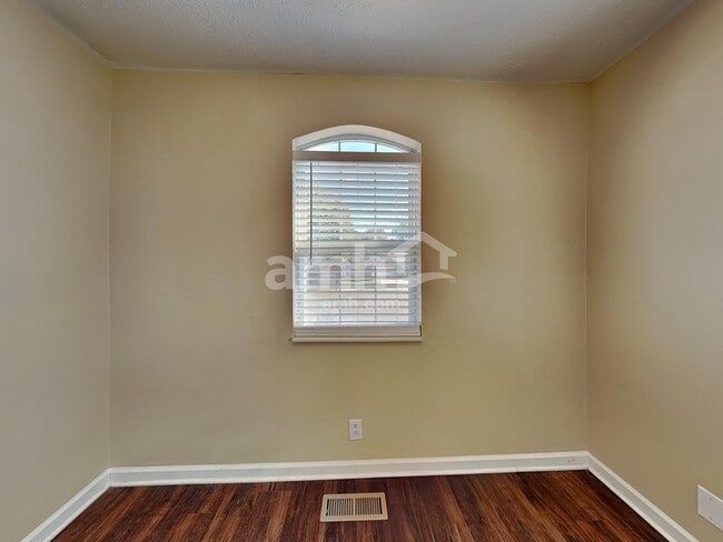 Building Photo - 1212 Wembley Dr