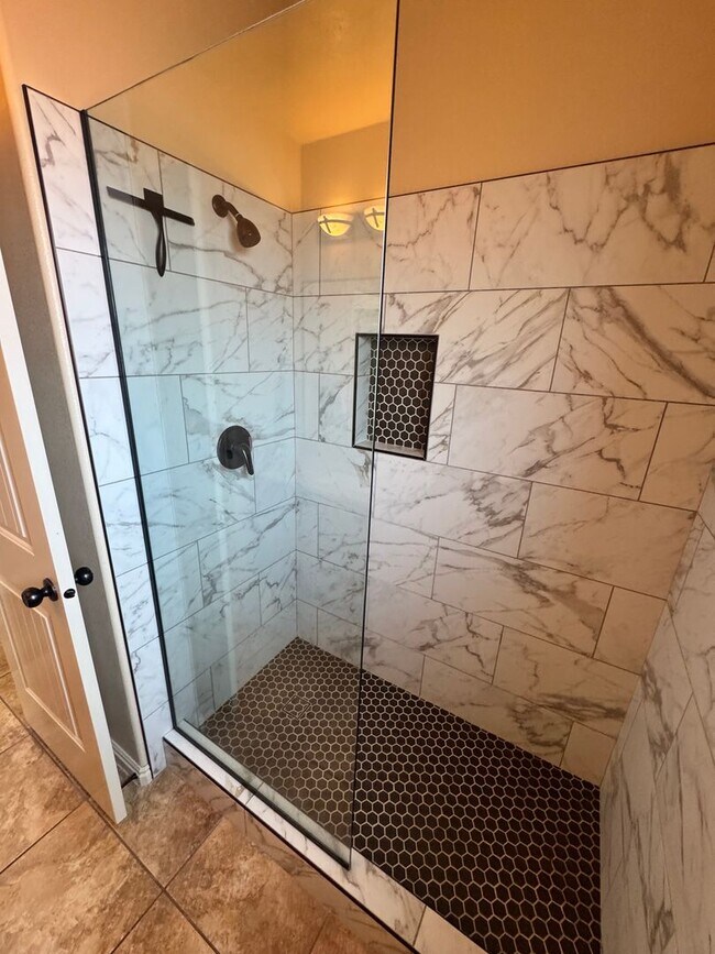 Building Photo - Short Term Fully Furnished Rental! Available May 1st - October 31st!