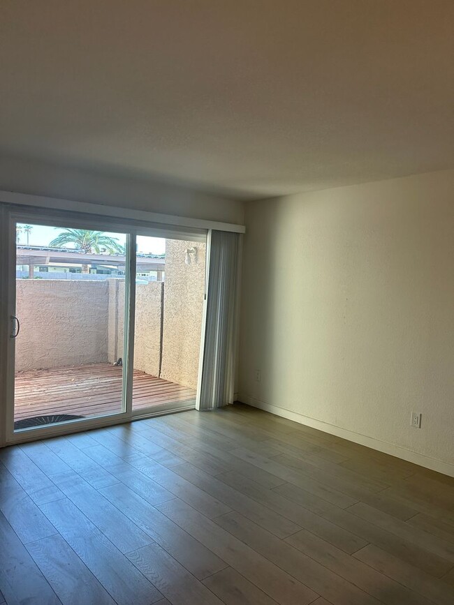 Building Photo - Floor Unit 2 Bedroom 2 Bath in Great Location