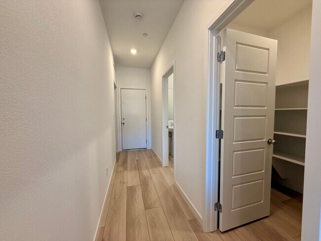 Building Photo - 4 BED 3.5 BATH 2 CAR GARAGE HOME w/ LOFT, ...