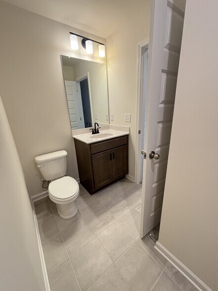 Building Photo - 607 Club View Way