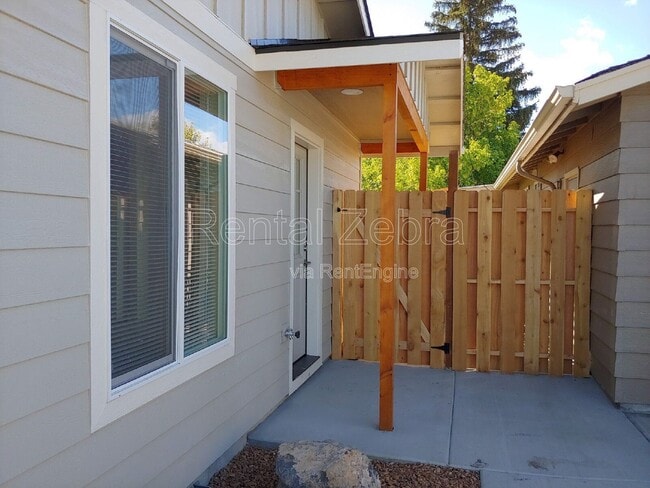 Building Photo - 374 SE Garner St