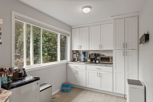 Building Photo - Spacious 4-Bedroom Mid-Century Home in Vie...