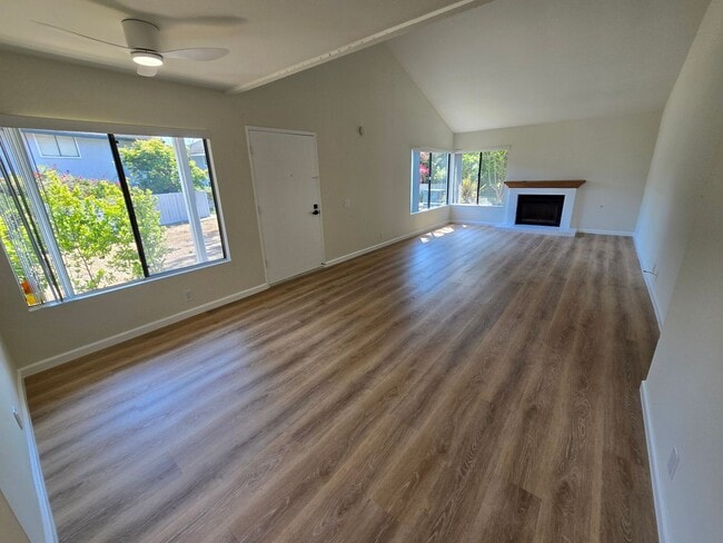 Building Photo - Beautiful la Jolla condo