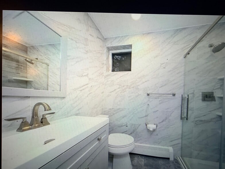 Building Photo - 2022 E 53rd St