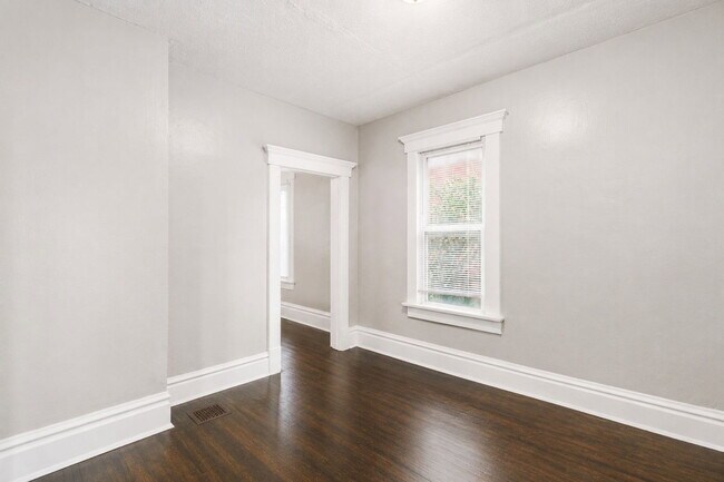 Building Photo - 24 E Blake Ave