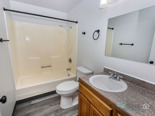 Building Photo - START THE YEAR RENT FREE! Charming 4-Bedroom Keizer Home Close to Everything