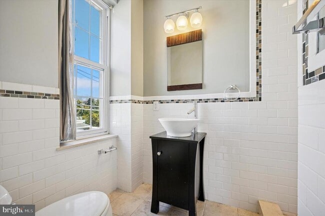 Building Photo - 389 Conarroe St