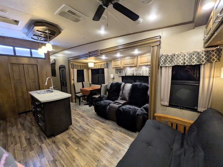 Building Photo - 1054 Cross Springs Ct