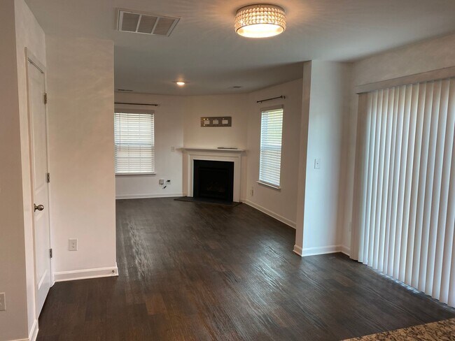 Building Photo - MOVE-IN READY!