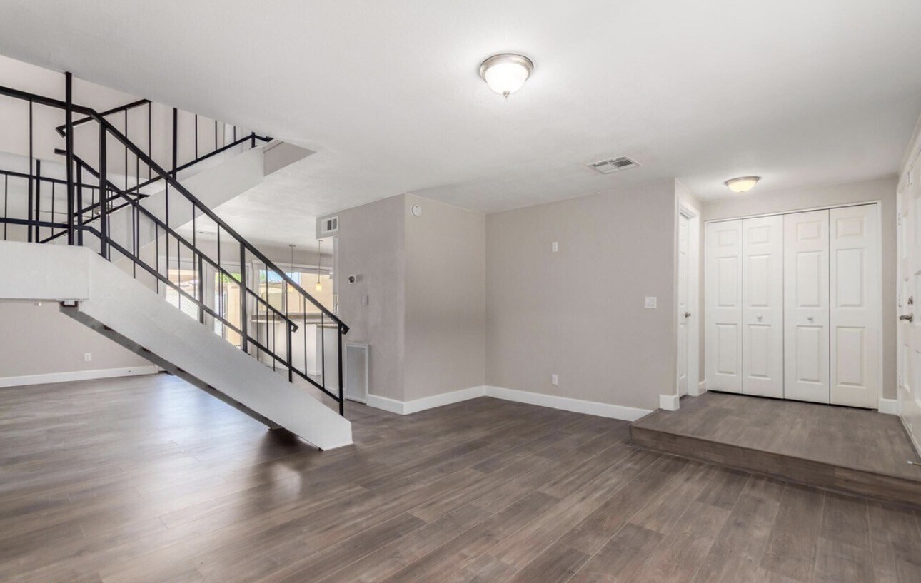 Building Photo - 1623 E Malibu Dr
