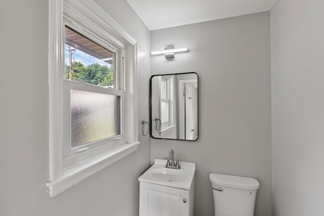 Building Photo - 610 Greenbriar Dr