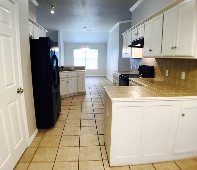 Building Photo - Large 4BD 3BA home located in a great Norm...